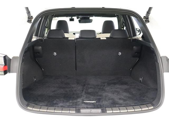 使い勝手が良いと評判のラゲージスペースはゴルフバッグ数個ならラクに乗せることが可能です。シートは座席側からもボタン操作で格納出来るので、荷物の多さや乗車人数にあわせてフレキシブルにアレンジできます。