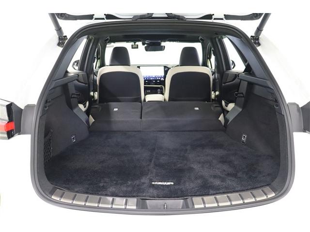 足先をリヤバンパーの下のキックセンサーに近づけて引く動作で開閉できる【ハンズフリーパワーバックドア】機能も備えています。両手がふさがっていてもバックドアを開閉できる便利な機能です。