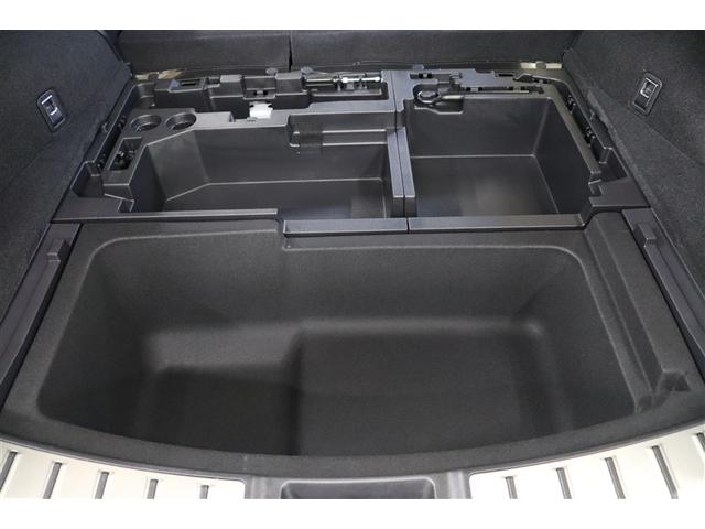 ラゲッジルーム床下にも使いやすい収納スペースがあります。洗車グッズや靴などを入れておく収納スペースとして使うことも出来ますし、深さがあるので背の高い荷物を積み込む時にも便利ですよ。