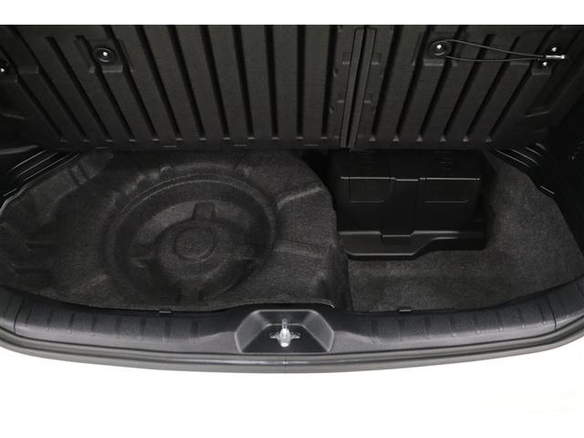 �f�b�L�{�[�h���J����Ύ��[�X�y�[�X������܂��B�J�����܂܂ł��g�p�ł��܂��̂ŁA�����̂���ו����ڂ��邱�Ƃ��ł��܂��B�}�b�g���ɂ̓X�y�A�^�C���𑕔����Ă��܂��B