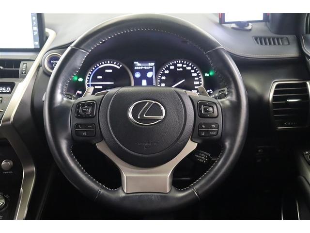 �X�e�A�����O�ɂ͎�悪�₦�鎞���Ɋ������X�e�A�����O�q�[�^�[�𑕔����Ă��܂��B�n���Y�t���[�d�b�≹���F���A�I�[�f�B�I�����C���t�H���[�V�����f�B�X�v���C���̕\���ؑւ����o����X�C�b�`���������Ă��܂��B