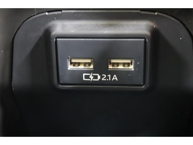 �Z���^�[�R���\�[���{�b�N�X���ɂ͏[�d�p�t�r�a�[�q�𑕔����Ă��܂��B