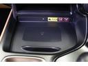 iPhoneやスマートフォン、携帯電話の充電に便利な、【置くだけ充電】を装備しています。設置されたエリアに置くだけで、充電が可能です。車内にはデータ通信用と充電用のUSBポートが装備されています。