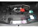 ラゲージスペースには洗車用品などの収納に便利な床下収納を備えています。スペース内にパンク修理キットを装備。非常時給電システムを作動させる場合に窓に装着する外部給電アタッチメントも装備しています。
