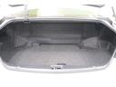 しっかりと4個のゴルフバックが収納可能なラゲージスペースは大きな魅力です(大型バックは3個)。イージークローザーを装備しているので、半ドアを検知したら閉めなおししなくても自動で静かに閉めてくれます。