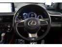 ステアリングには手先が冷える時期に嬉しいステアリングヒーターを装備しています。ハンズフリー電話や音声認識、オーディオ操作やインフォメーションディスプレイ内の表示切替えが出来るスイッチも装備しています。