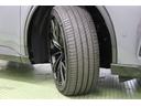 タイヤサイズはハイスペックな　２３５／４５Ｒ２１。グロスブラック塗装が精悍で上質感のあるデザインの純正アルミホイールを装着しています。スポーティな黒が足元を引き締めています。
