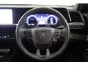 ステアリングにはヒーターを装備。手先が冷える寒い時期にも手のひらから温めてくれます。ステアリングスイッチではハンズフリー電話や音声認識、オーディオ操作やディスプレイ内の表示切替えが出来ます。