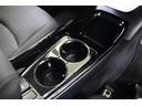 センターコンソールにはドリンクホルダーを備えています。トレイとドリンクホルダーがフラットなので、バッグ置き場としても使いやすくなっています。