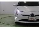 プリウスの特徴あるシャープな切れ長ヘッドライトはLED。周囲の明るさを感知して点灯・消灯するオートライト搭載。オートハイビームも搭載していますので面倒なヘッドライトの切替えは不要です。