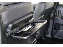 後部座席用にドリンクホルダー付シートバックテーブルを装備しています。車内でランチやお菓子も置く場所に困りません。使わない時は格納しておけるので邪魔になりません。