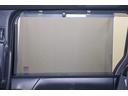 スライドドアには引っ掛けるだけの簡単サンシェード付。直射日光を遮り、紫外線から髪やお肌を守ってくれます。後部座席の快適さとプライバシー保護にも活躍してくれます。
