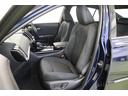 腰回りのサポートがしっかりして安定感のあるシートは通気性が良く蒸れにくいモケット。運転席と助手席は寒い時期に嬉しいシートヒーターを備えたパワーシートです。はやく暖まり、じんわりと身体を温めてくれます。