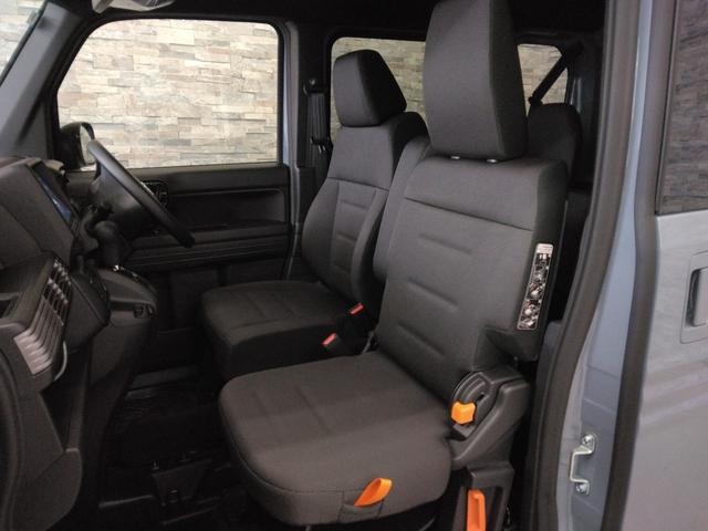 長時間の運転でも疲れにくい運転席シートと、足元へフラットに収納できる助手席シートです。