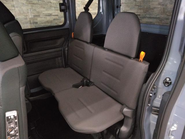 後席も左右分割で収納でき、段差のないフラットなスペースになります。