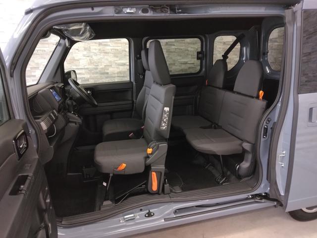 助手席側はピラーレス仕様の大開口で、荷物の積み降ろしをスムーズに行えます。