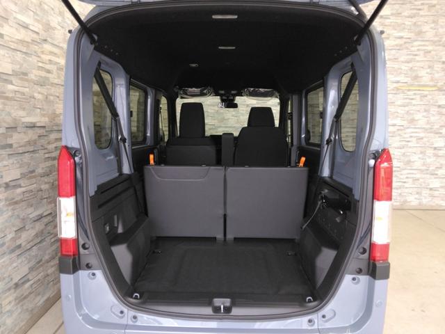 低い床と高い天井で、すみずみまで使える四角い荷室です。