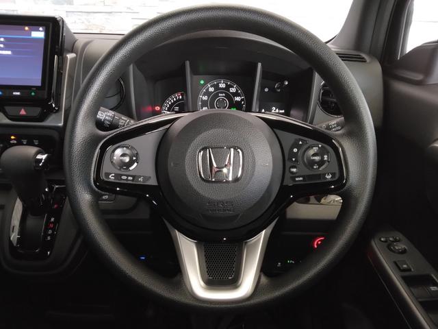 ハンドルにはオーディオリモコンスイッチとアダプティブクルーズコントロールのスイッチが装備されており、ハンドルから手を離さずに操作することが出来ます。