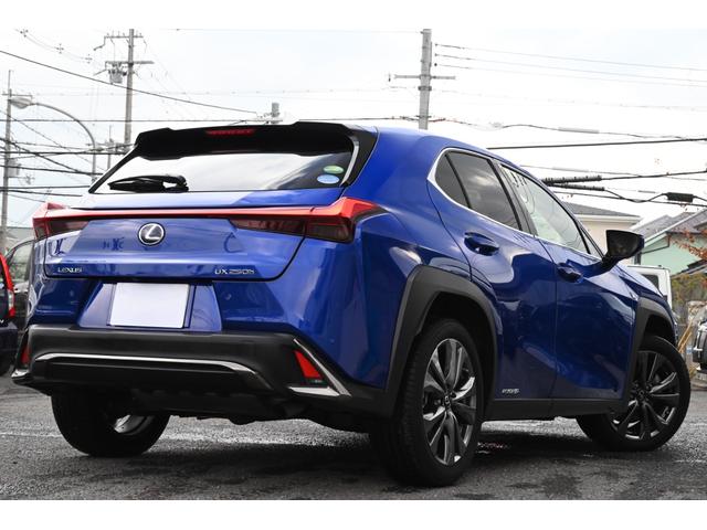 ＵＸ ＵＸ２５０ｈ　Ｆスポーツ　ユーザー買取　禁煙　白黒革　ナビ　フルセグＴＶ　パノラミックビュー　Ｂｌｕｅｔｏｏｔｈ　ＥＴＣ　前後ドライブレコーダー　シートヒーター　ステアリングヒーター　レーダークルーズ　ルーフラッピング　ＢＳＭ（5枚目）