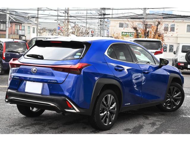 ＵＸ ＵＸ２５０ｈ　Ｆスポーツ　ユーザー買取　禁煙　白黒革　ナビ　フルセグＴＶ　パノラミックビュー　Ｂｌｕｅｔｏｏｔｈ　ＥＴＣ　前後ドライブレコーダー　シートヒーター　ステアリングヒーター　レーダークルーズ　ルーフラッピング　ＢＳＭ（11枚目）