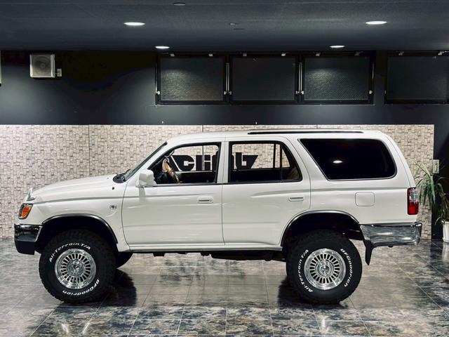 ハイラックスサーフ 　４ＲＵＮＮＥＲスタイル　点検整備済み車両　ナロー　リフトアップ　１６インチＡＷ　ＢＦＧ／ＡＴタイヤ　ＴＯＹＯＴＡグリル　　レザー調シートカバー　ｗｅｅｄコンプリートモデル（5枚目）