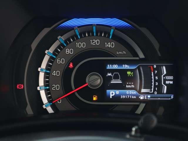 デジタルとアナログがうまく融合しているこのメーターは、視認性も良好であり、ドライバーにとって必要なインフォメーションをわかりやすく伝えてくれます。