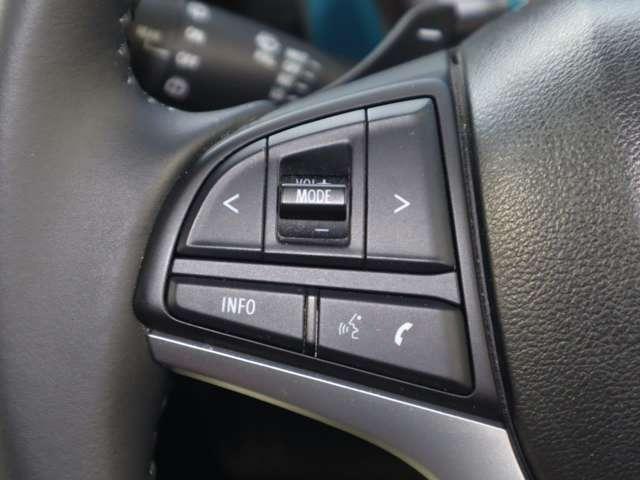 ステアリング左側にはオーディオコントロールスイッチを搭載。走行中でも簡単に音量の上げ下げ、曲の送り戻し、モードの切り替えが可能です。クイックに切り替えてお好みの音楽で楽しいドライブを！