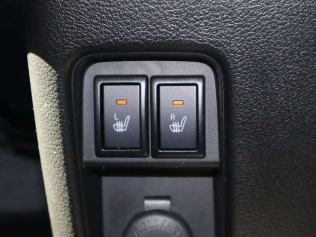 シートヒーターは、シートに内蔵された電熱線で座面を温める装備です。エアコンと違って、すぐに温まり、乾燥しにくいのが特徴です。個別にＯＮ／ＯＦＦできるので、搭乗者の好みに合わせられます。