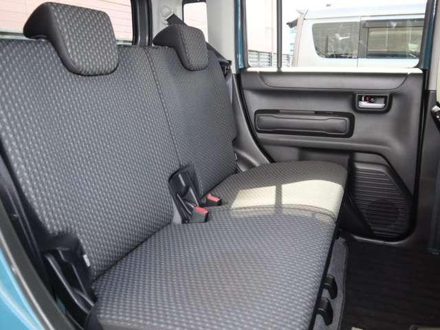 リアシートは軽自動車とは言えども大人がしっかりと座れるスペースを確保。