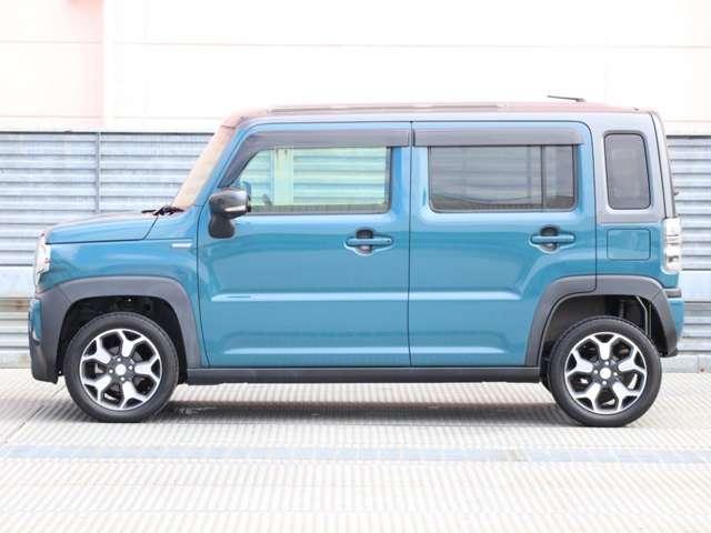 純正アルミで全体的にデザインがまとまっています。車も人も、オシャレはまずは足元からですね。