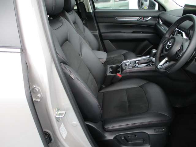 �������p���ŉ^�]�ł���悤�ɑ̊��̍������������肳������悤�f�U�C������Ă���V�[�g�ł��B�f�ށA�V�[�g�`����������邱�ƂŃt�B�b�g�������߂A�D�ꂽ���K�����������Ă��܂��B