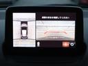 車両の前後左右にある4つのカメラを合成することで、まるでご自身のクルマを空から見ているような俯瞰での映像を映し出してくれます。バック時ももちろんのこと、前進時に視界の悪い交差点でも役に立ちますね。