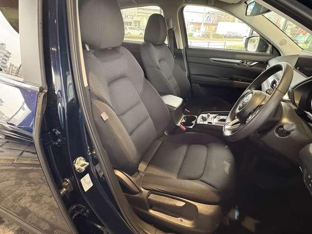 �������p���ŉ^�]�ł���悤�ɑ̊��̍������������肳������悤�f�U�C������Ă���V�[�g�ł��I�f�ށA�V�[�g�`����������邱�ƂŃt�B�b�g�������߂A�D�ꂽ���K�����������Ă��܂��B