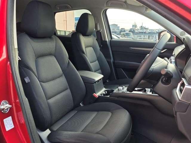 �������p���ŉ^�]�ł���悤�ɑ̊��̍������������肳������悤�f�U�C������Ă���V�[�g�ł��B�f�ށA�V�[�g�`����������邱�ƂŃt�B�b�g�������߂A�D�ꂽ���K�����������Ă��܂��B