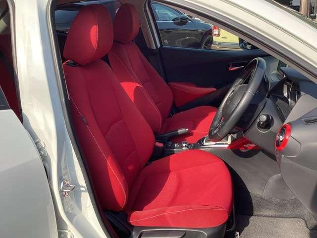 �������p���ŉ^�]�ł���悤�ɑ̊��̍������������肳������悤�f�U�C������Ă���V�[�g�ł��B�f�ށA�V�[�g�`����������邱�ƂŃt�B�b�g�������߂A�D�ꂽ���K�����������Ă��܂��B