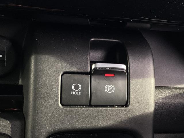 �T�C�h�u���[�L�͓d�q���p�[�L���O�u���[�L���̗p���Ă��܂��B�y���͂Ńp�[�L���O�u���[�L�������邱�Ƃ��ł��A�X�C�b�`���������A���i�̂��߂ɃA�N�Z���y�_���𓥂݂��ނƉ�������܂��B