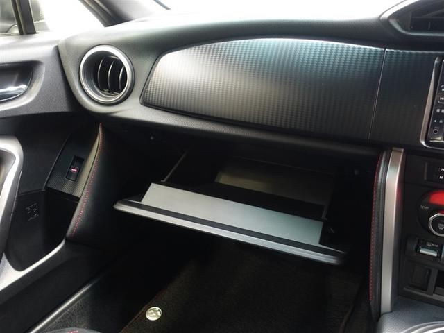 �O���[�u�{�b�N�X�͏[���Ȏ��[�X�y�[�X�ɂȂ��Ă��܂��B