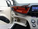 グローブボックスの上にも大きな収納スペースがあります。