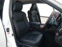 内装はブラックで、高級感あふれる本革使用！パワーシートも装備！