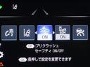 レーンディパーチャーアラートとは車線または走路からの逸脱の可能性を警告すると共に、車線または走路からの逸脱を避けるためのハンドル操作の一部を支援する機能です。詳細は販売店スタッフまでおたずねください。