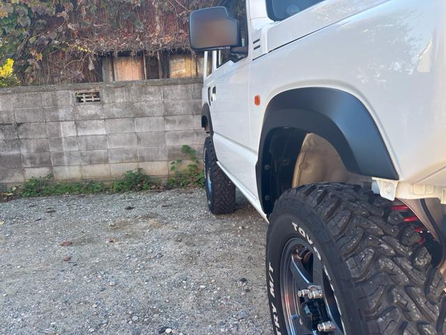 ジムニー ＸＧ　ワンオーナー・ターボ・ガレージ保管車・４ＷＤ・５ＭＴ・禁煙車・リフトアップ・外品マフラー・外品ホイル・ナビ・ＴＶ・Ｂｌｕｅｔｏｏｔｈオーディオ機能・シートカバー（9枚目）