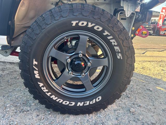 ジムニー ＸＧ　ワンオーナー・ターボ・ガレージ保管車・４ＷＤ・５ＭＴ・禁煙車・リフトアップ・外品マフラー・外品ホイル・ナビ・ＴＶ・Ｂｌｕｅｔｏｏｔｈオーディオ機能・シートカバー（20枚目）