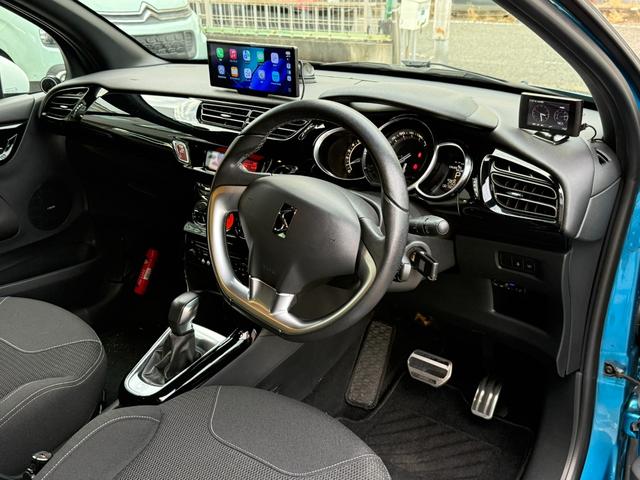ＤＳ３ シック　ＤＳ　ＬＥＤビジョンパッケージ　アクティブシティブレーキ　クルーズコントロール　バックソナー　ポータブルディスプレィオーディオ　ＥＴＣ　　ドラレコ　ＧＰＳレーダー　オーディオリモコン　キセノン　純正アルミ　キーレス（3枚目）