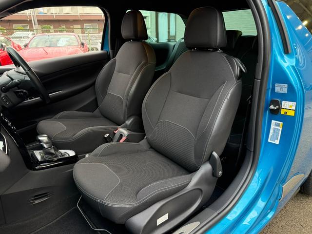 ＤＳ３ シック　ＤＳ　ＬＥＤビジョンパッケージ　アクティブシティブレーキ　クルーズコントロール　バックソナー　ポータブルディスプレィオーディオ　ＥＴＣ　　ドラレコ　ＧＰＳレーダー　オーディオリモコン　キセノン　純正アルミ　キーレス（7枚目）