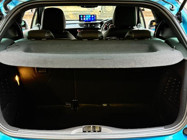 ＤＳ３ シック　ＤＳ　ＬＥＤビジョンパッケージ　アクティブシティブレーキ　クルーズコントロール　バックソナー　ポータブルディスプレィオーディオ　ＥＴＣ　　ドラレコ　ＧＰＳレーダー　オーディオリモコン　キセノン　純正アルミ　キーレス（10枚目）