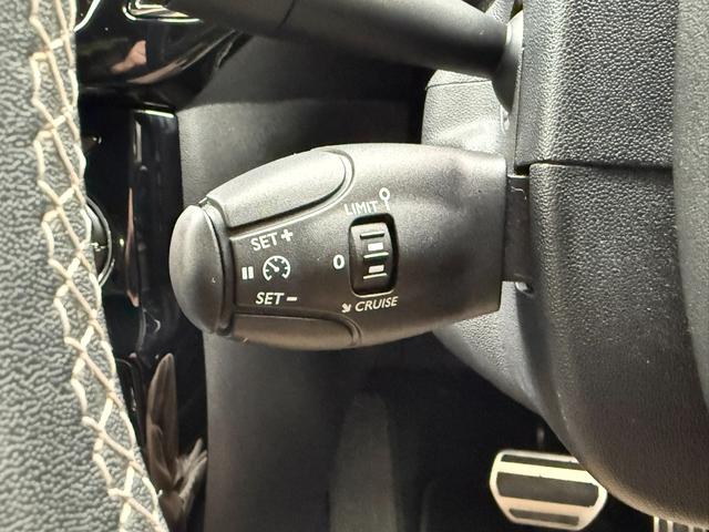 ＤＳ３ シック　ＤＳ　ＬＥＤビジョンパッケージ　アクティブシティブレーキ　クルーズコントロール　バックソナー　ポータブルディスプレィオーディオ　ＥＴＣ　　ドラレコ　ＧＰＳレーダー　オーディオリモコン　キセノン　純正アルミ　キーレス（18枚目）