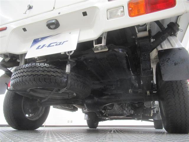 最近の車はパンク修理キット標準装備が増えてますが、タイヤの破損状況によっては応急修理ができない場合もあるので、スペアタイヤがあると安心ですね。