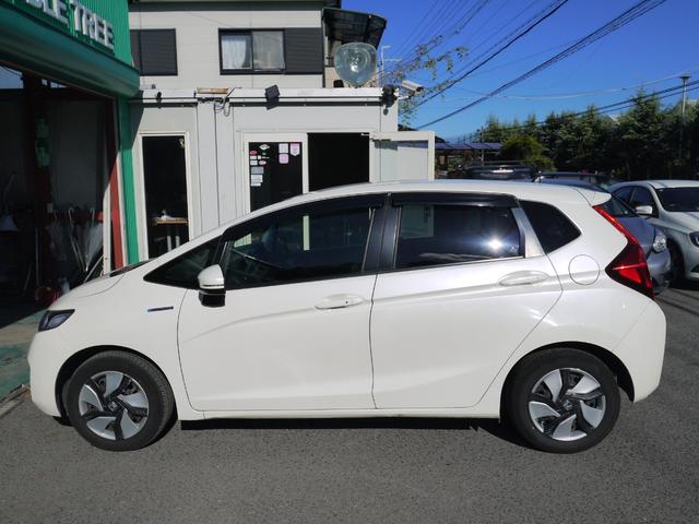 フィットハイブリッド Fパッケージ 2年保証付き 衝突軽減ブレーキ スマートキー プッシュスタート 地デジTV ナビ Bluetooth対応 バックカメラ HIDオートライト 安全ボディ 禁煙車 ABS 電格ミラー Wエアーバック(4枚目)