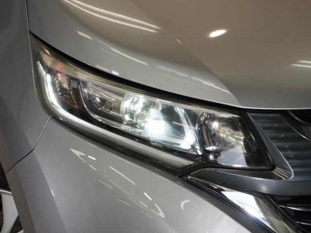 【ＬＥＤヘッドライト】省電力で、明るく遠くまで照らし、夜道や雨天などの走行の際、安心感を高めます。オートライト機構で周囲の明るさを感知し、自動で点灯、消灯します。