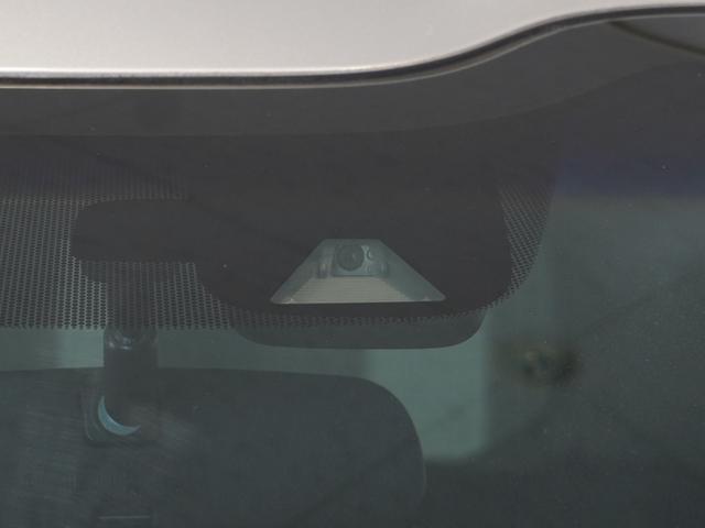 【室内】シートや内装各部への徹底した清掃を実施。